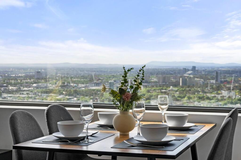Breathtaking View - 2br In Cbd W Gym Apartment
